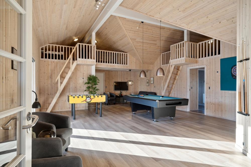 Neben den vielen schönen Stunden, die man im Poolbereich des Hauses verbringen kann, bietet das Luxusferienhaus 176 auch Spielevergnügen bei Billard/Tischtennis und Darts