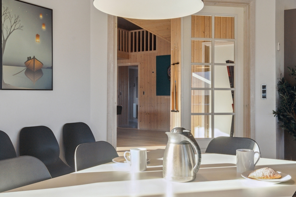 Der große, lichtdurchflutete Aufenthaltsraum im Luxusferienhaus Nr. 176 für 24.