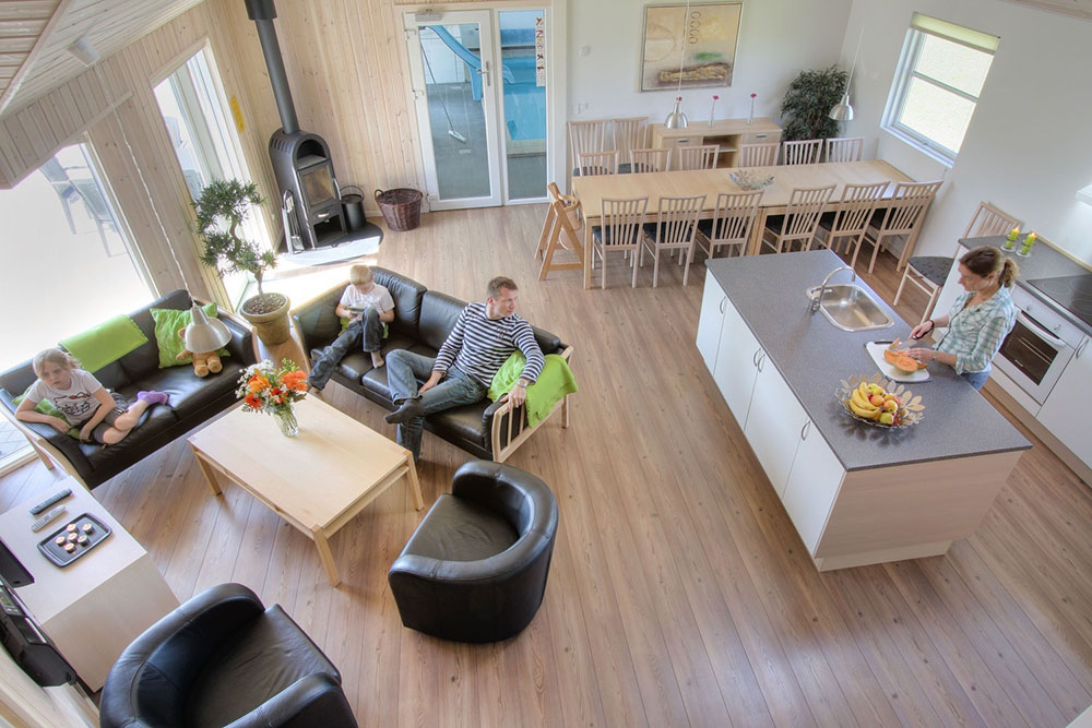 Das Haus verfügt über eine große Wohnküche mit Speiseplätzen, Kaminofen, CD-Stereoanlage, Satellit-TV, DVD und gratis Internetzugang per WLAN