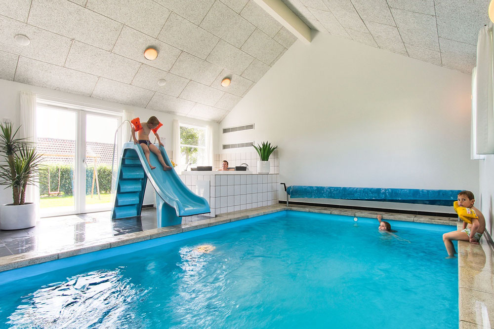 Im herrlichen Poolbereich baden Sie im großen Swimmingpool mit Wasserrutsche und Gegenstromanlage