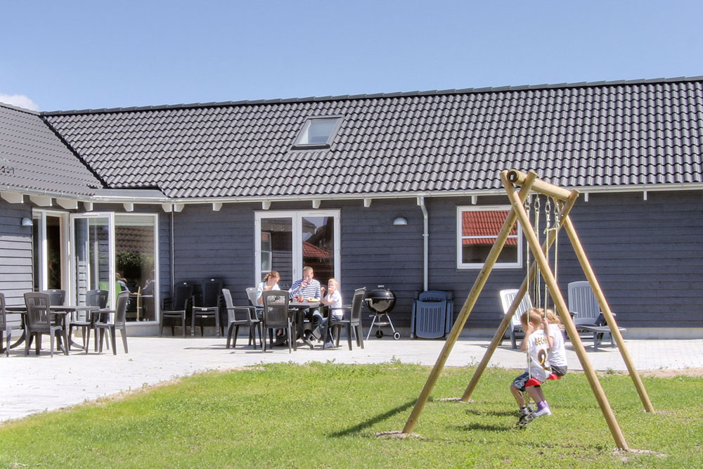 Das Haus verfügt über eine große Terrasse auf der man herrliche Barbecues veranstalten oder sich einfach nur die Sonne auf den Pelz brennen lassen kann. Die kleinen Gäste freuen sich derweil über Schaukel und Sandkiste im Garten