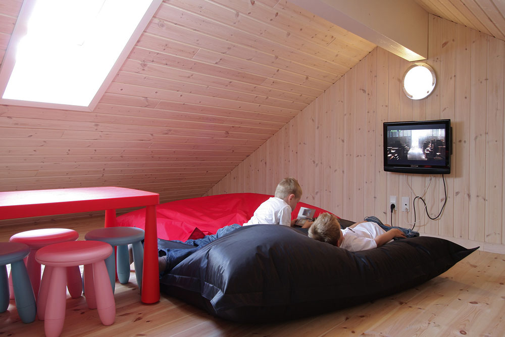 Ein Zimmer ist für Kinder und Jugendliche eingerichtet. Es enthält einen Flachbild-TV mit DVD, Sacksitze und Kindermöbel