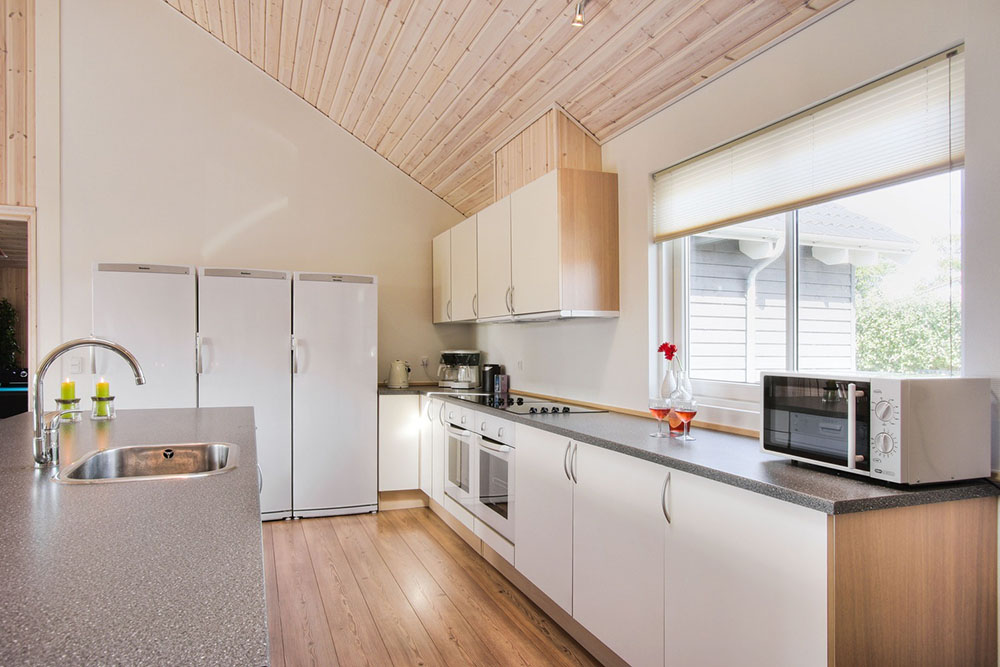 Die Küche hält alles parat, was für das Kochen im Urlaub benötigt wird - u.a. 2 Herde und 2 Kühlschränke