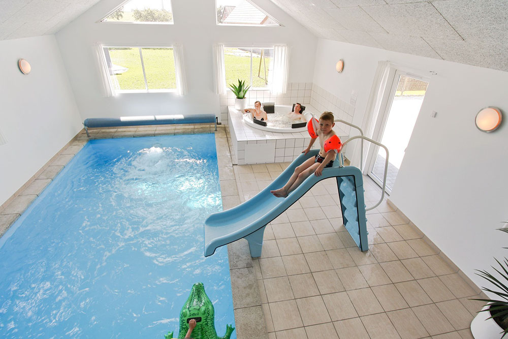 Im Hauseigenen Badeland können Sie im Swimmingpool, der über eine Gegenstromanlage, eine Wasserrutsche und eine römische Treppe verfügt, stundenlang ausspannen