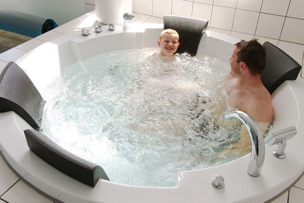 Nach dem Badegang lassen Sie die Seele im großen, eingebauten Whirlpool oder in der Sauna baumeln