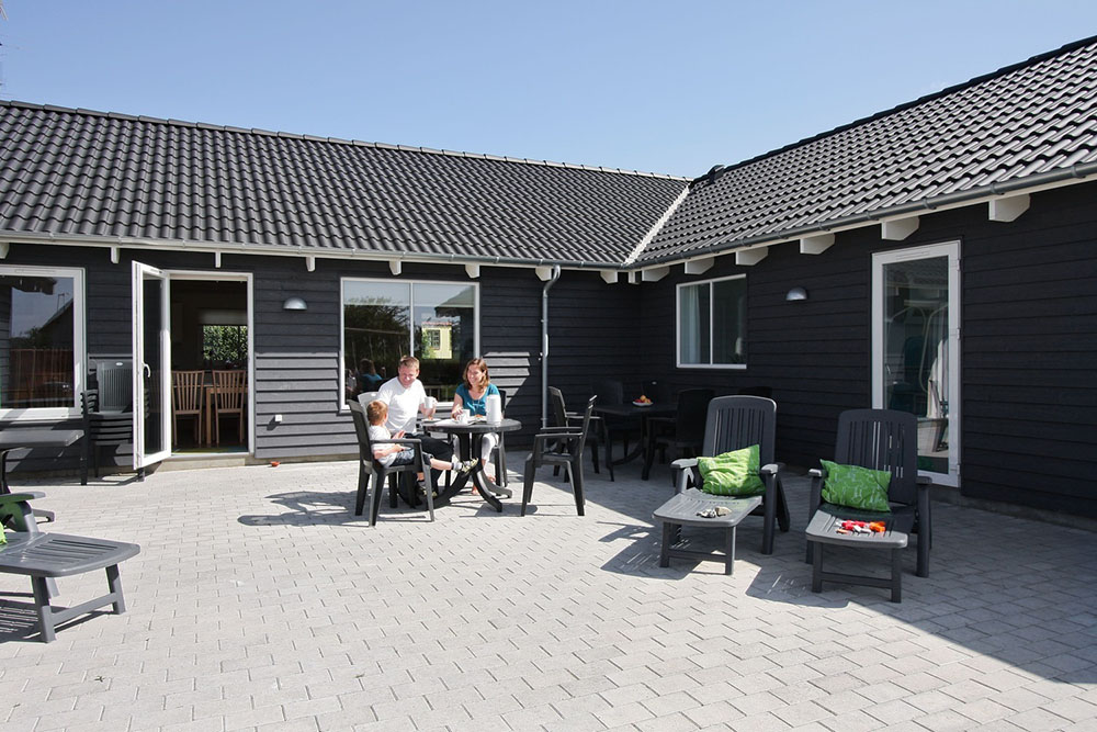 Die große Terrasse ist nicht nur perfekt für einen sonnigen Sommertag, sondern auch für einen gemütlichen Grillabend mit Freunden und Familie
