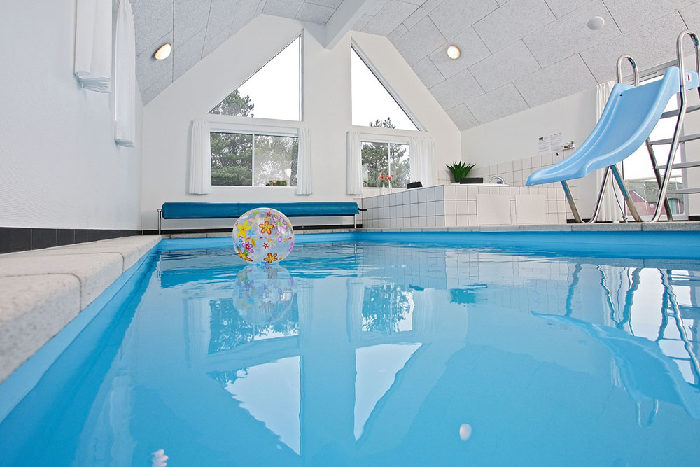 Große wie kleine Wasserratten stürzen sich ins feuchte Vergnügen des Swimmingpools mit Gegenstromanlage und Wasserrutsche