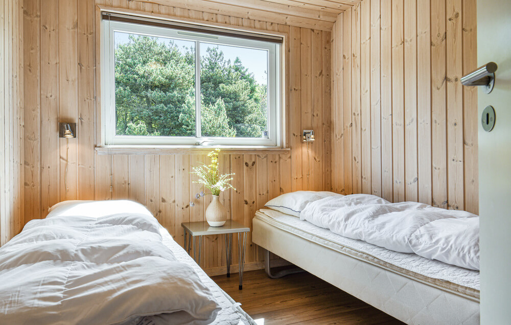 Die Schlafzimmer sind ansprechend eingerichtet und verfügen über Einzel- oder Doppelbetten und Schränke