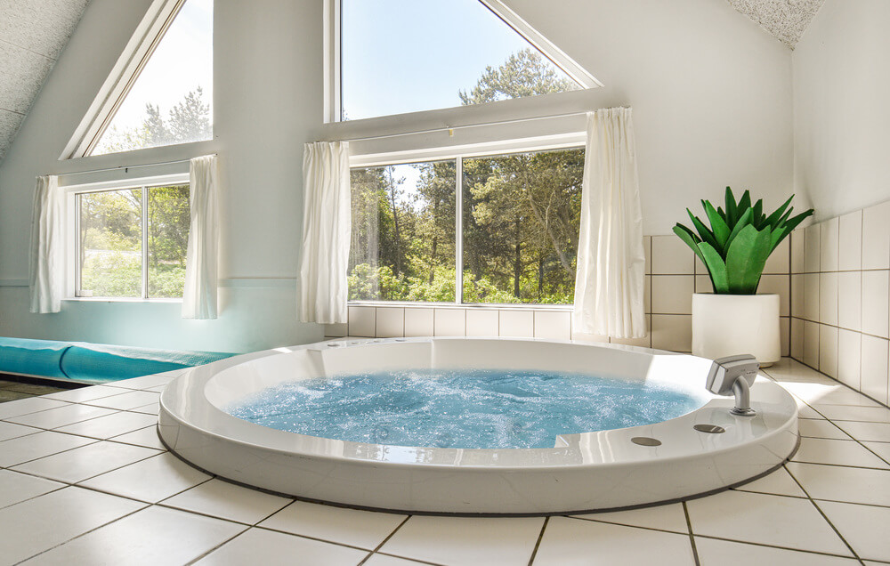 Nach dem Badegang Entspannung pur: Im warmen Whirlpool-Blubberbad