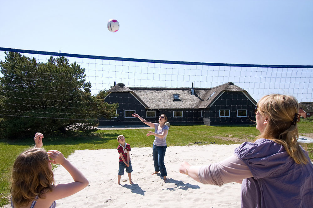 Auf der grosse Naturgrundstuck kann Fussball, Beachvolley und Minigolf gespielt werden