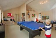 Sportliche Gäste treten im Aktivitätenraum gegeneinander in Billard/ Tischtennis, Kicker und Dart an\r\n