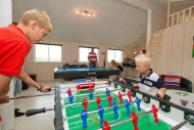 Noch Energie nach dem Badegang? Im Aktivitätenraum können sich die Gäste beim Spielen verausgaben\r\n