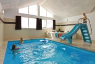 Im Swimmingpool des Hauses können die Gäste stundenlang Baden und Schwimmen. Hinterher geht\'s zur Entspannung in den Whirlpool oder in die Sauna\r\n