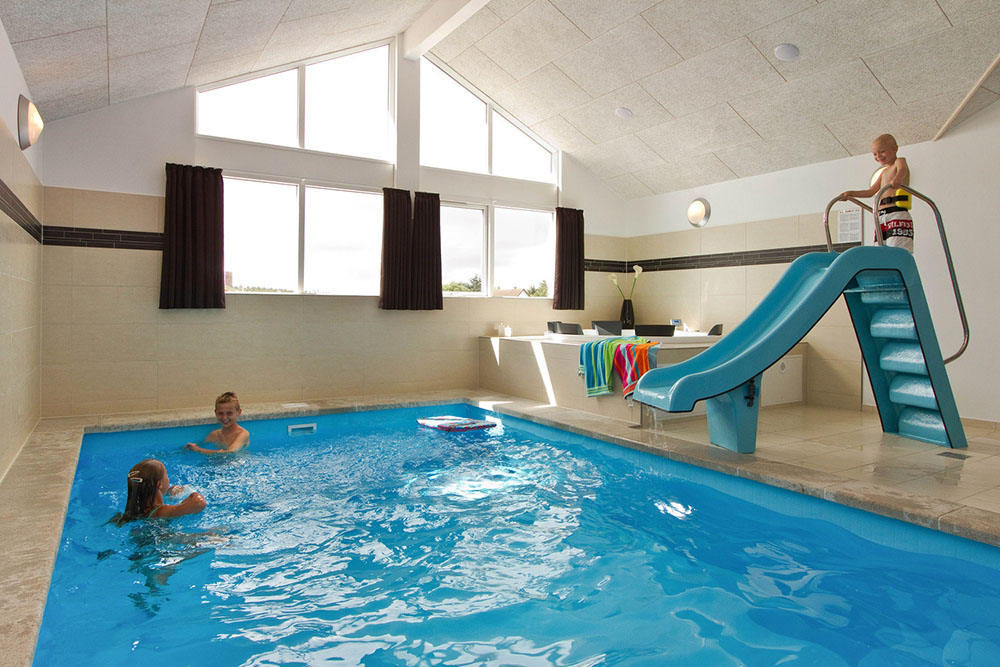 Im Swimmingpool des Hauses können die Gäste stundenlang Baden und Schwimmen. Hinterher geht's zur Entspannung in den Whirlpool oder in die Sauna
