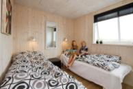 Die Schlafzimmer sind schön mit Einzel- oder Doppelbetten sowie Schränken eingerichtet\r\n
