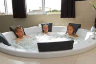 Der Whirlpool lädt zum Relaxen und \