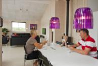 Das Wohnzimmer ist wundervoll lichtdurchflutet und geräumig und bildet denn natürlichen Sammelpunkt der Anlage\r\n
