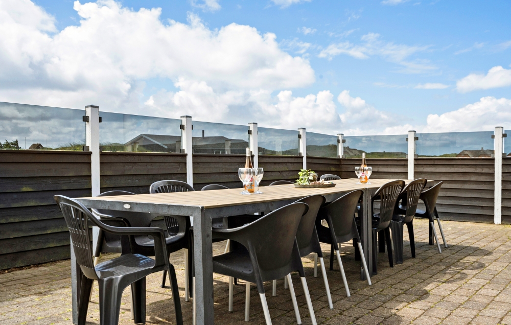 Genießen Sie einen Grillabend auf der Terrasse des Luxusferienhauses Nr. 294 in Westjütland
