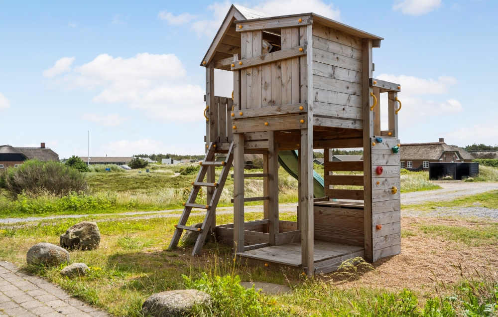 Zu dem attraktiven Ferienhaus Nr. 294 in Westjütland gehört auch ein tolles Angebot im Außenbereich, z. B. Spieleturm und Schaukeln