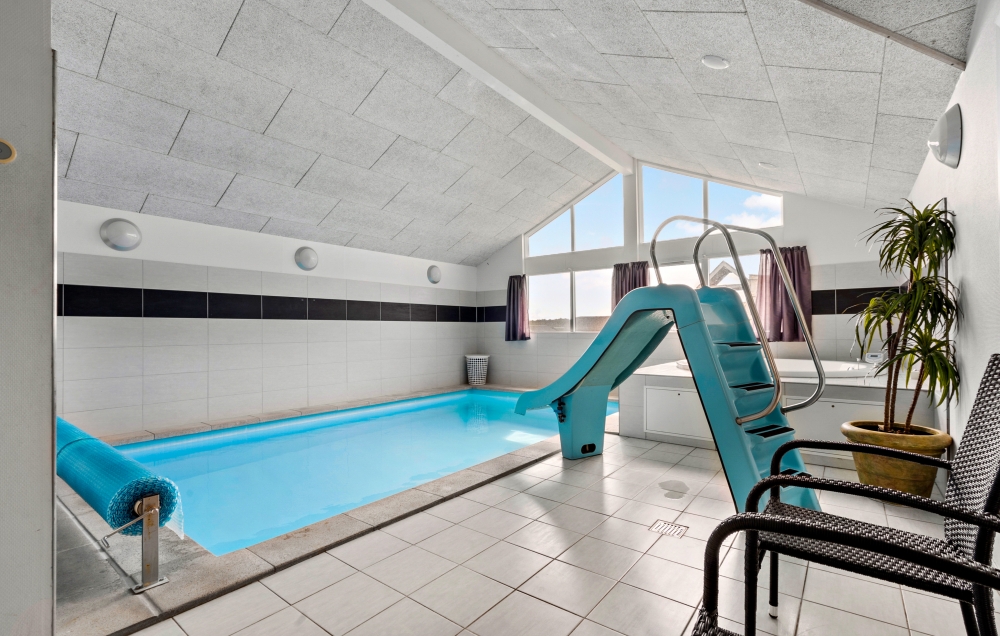 Das Ferienhaus 294 hat einen schicken Poolbereich mit Wasserrutsche, einem geräumigen, eingelassenen Whirlpool und einer Sauna.