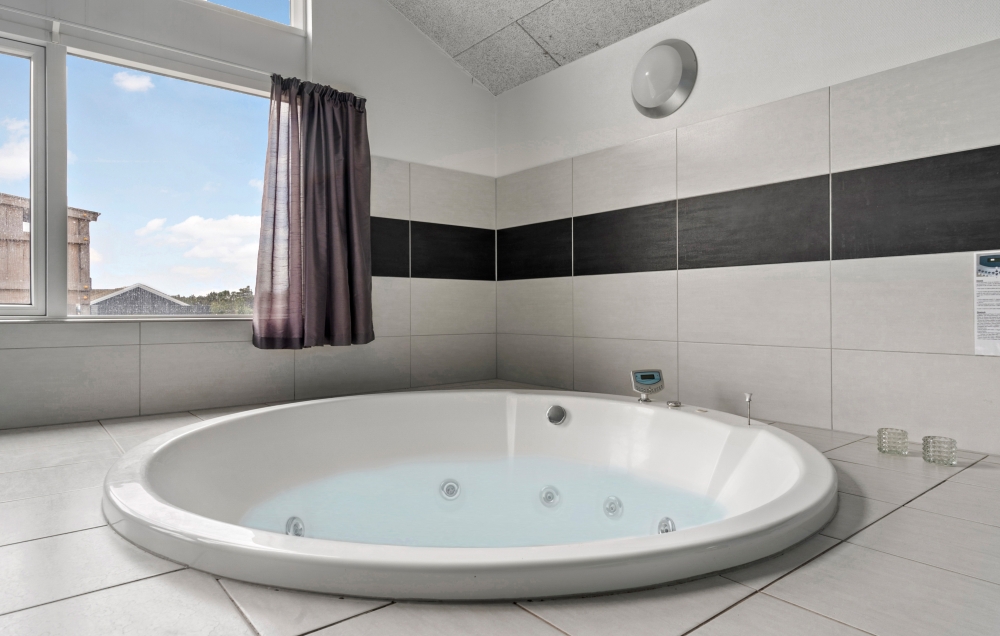 Genießen Sie den warmen Whirlpool im Luxusferienhaus Nr. 294 in Westjütland