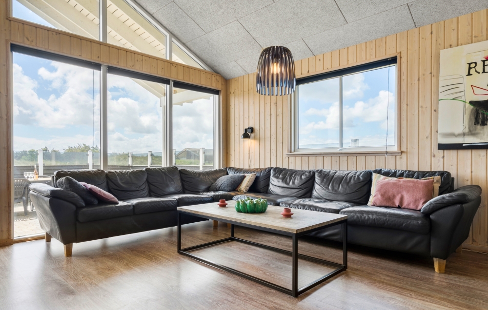 Die Couch im Luxusferienhaus Nr. 294 in Westjütland lädt zu Gesellschaftsspielen oder zu Kinoabenden ein.