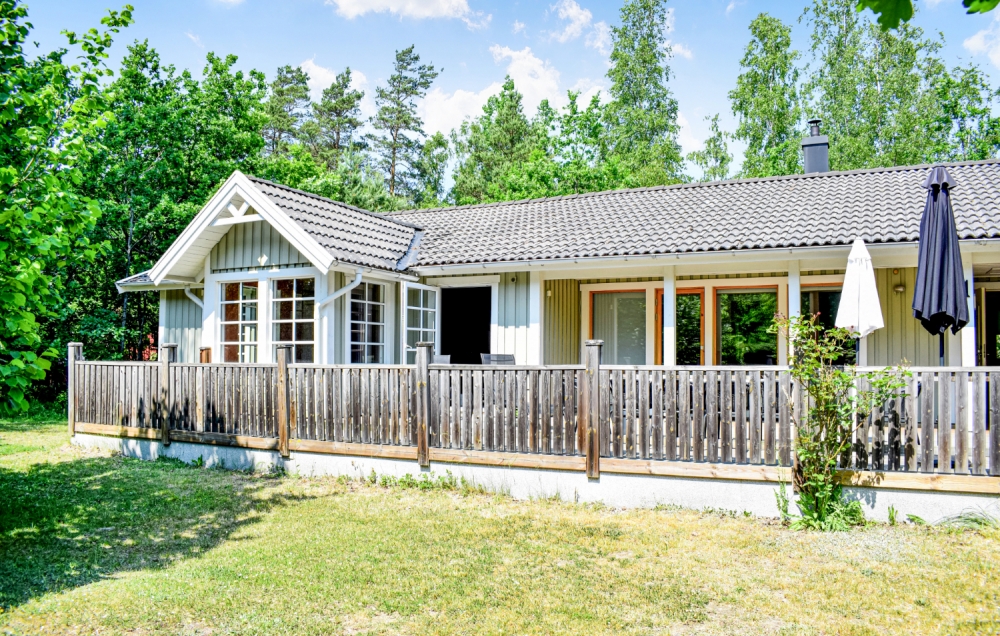 Dieses schöne Poolhaus Nr. 126 mit Platz für 12 Personen liegt in Schweden