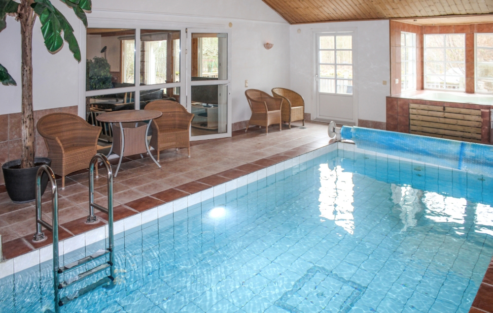 Das Ferienhaus 126 hat einen schicken Poolbereich mit Wasserrutsche, einem geräumigen, eingelassenen Whirlpool und einer Sauna.