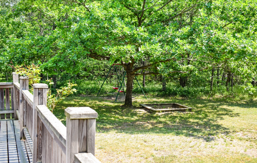 Zu dem attraktiven Ferienhaus Nr. 126 in Schweden gehört auch ein tolles Angebot im Außenbereich, z. B. Spieleturm und Schaukeln