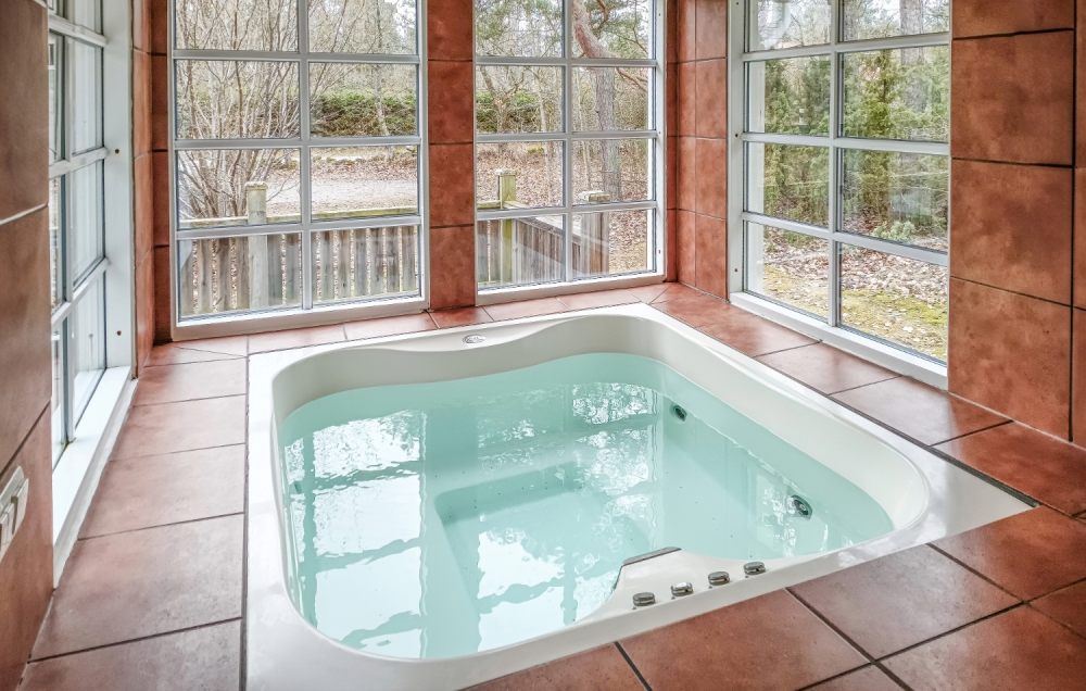 Genießen Sie den warmen Whirlpool im Luxusferienhaus Nr. 126 in Schweden