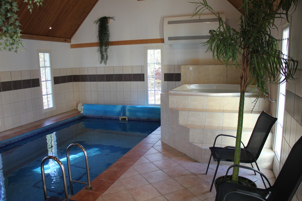 Der große Poolbereich des Hauses ist ein Schlaraffenland für Wasserfans – dank Swimmingpool, Kinderbecken und Whirlpool