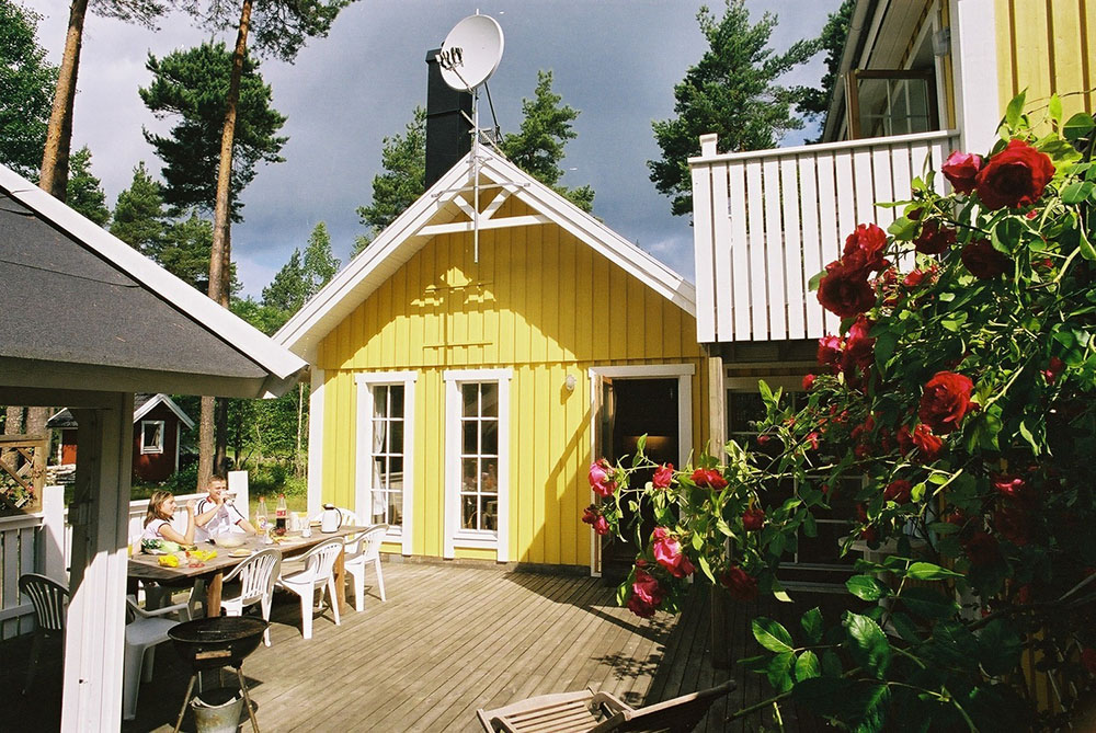 Die große Terrasse des Hauses liegt herrlich ungestört und eignet sich perfekt für einen gemütlichen Grillabend oder zum Entspannen an einen sonnigen Tag