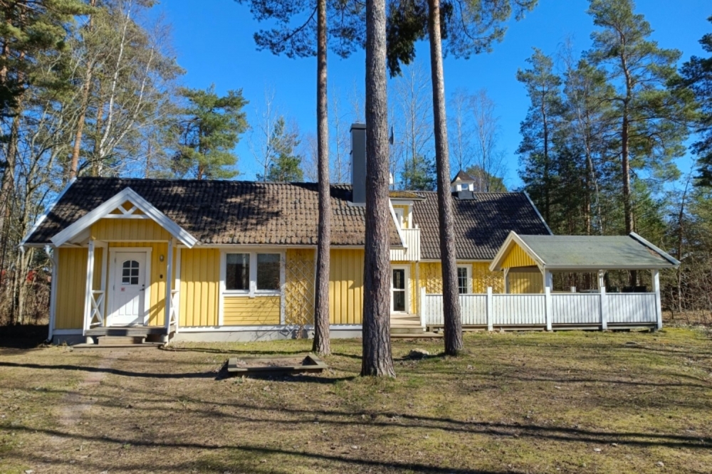 Dieses schöne Poolhaus Nr. 127 mit Platz für 12 Personen liegt in Schweden