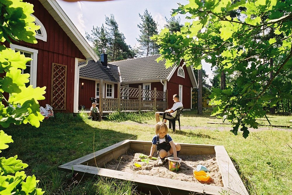Das Haus befindet sich auf einem Naturgrundstück in schöner Umgebung in der Nähe des Ortes Köpingsvik sowie des kinderfreundlichen Strandes