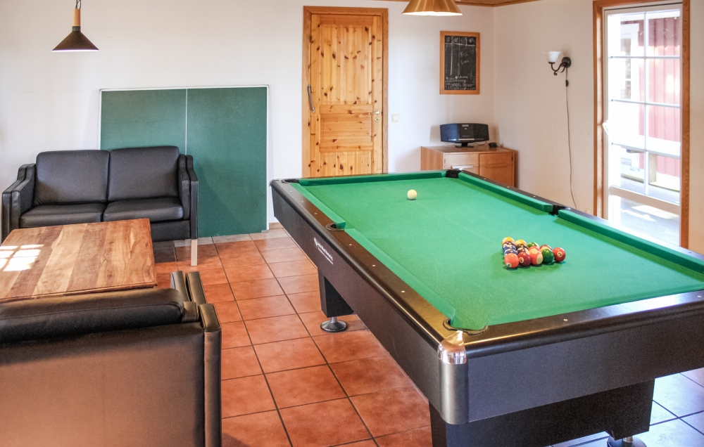 Neben den vielen schönen Stunden, die man im Poolbereich des Hauses verbringen kann, bietet das Luxusferienhaus 84 auch Spielevergnügen bei Billard/Tischtennis und Darts