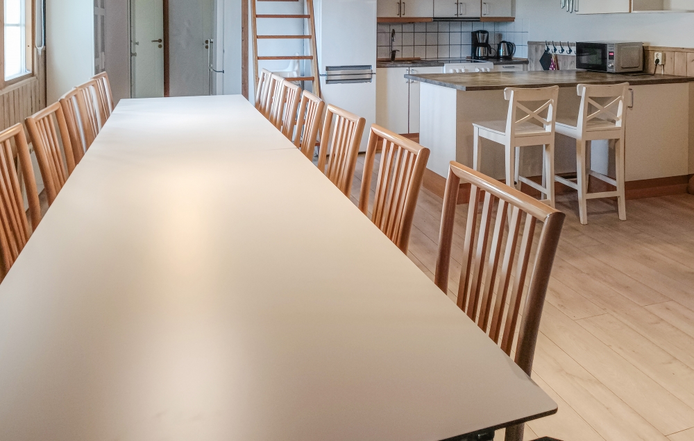 Der große, lichtdurchflutete Aufenthaltsraum im Luxusferienhaus Nr. 84 für 18.