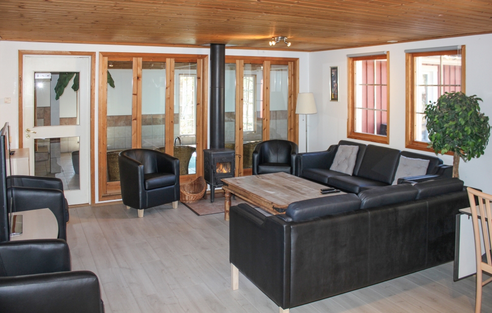 Die Couch im Luxusferienhaus Nr. 84 in Schweden lädt zu Gesellschaftsspielen oder zu Kinoabenden ein.