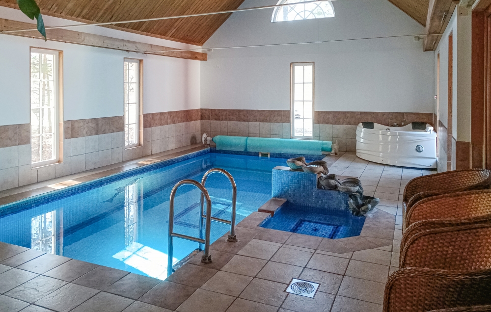 Das Ferienhaus 84 hat einen schicken Poolbereich mit Wasserrutsche, einem geräumigen, eingelassenen Whirlpool und einer Sauna.