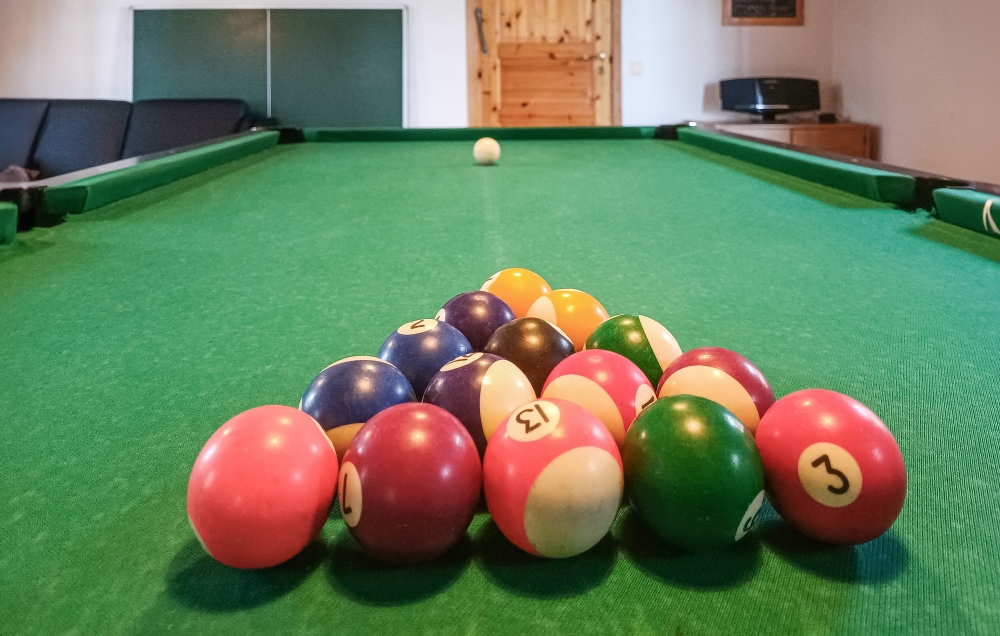 Das Luxusferienhaus 84 für 18 Personen hat einen großen Aktivitätsraum mit u. a. Billard und Darts