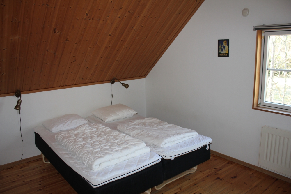 Die Schlafzimmer befinden sich in der 1. Etage des Hauses. Sie sind in zwei Schlafbereiche unterteilt, zu denen jeweils ein eigenes Badezimmer gehört