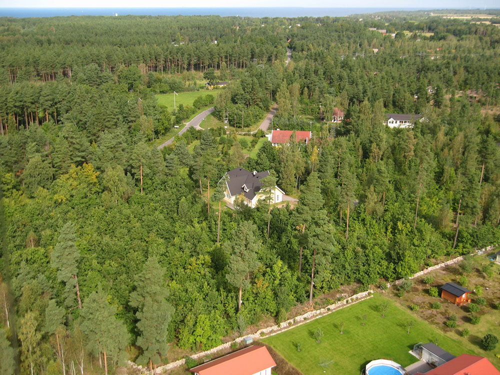 Das Haus liegt auf einem 1200 m2 großen Wald- und Naturgrundstück in der Nähe des schönen Strandes und der Sehenswürdigkeiten von Öland