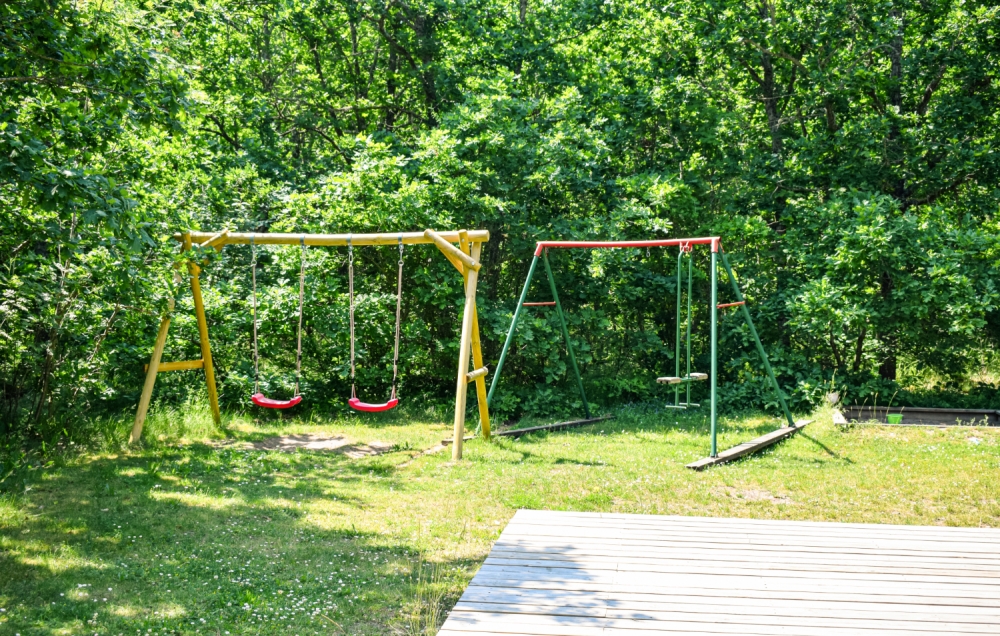 Zu dem attraktiven Ferienhaus Nr. 78 in Schweden gehört auch ein tolles Angebot im Außenbereich, z. B. Spieleturm und Schaukeln