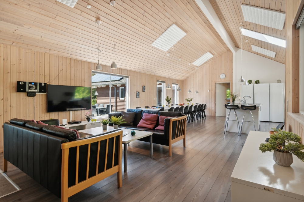 Aufenthaltsraum mit Platz für 24 im Luxusferienhaus Nr. 261.