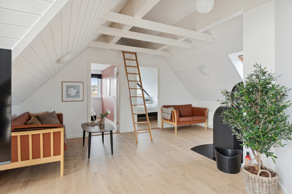 Die Couch im Luxusferienhaus Nr. 148 in Ostjütland lädt zu Gesellschaftsspielen oder zu Kinoabenden ein.