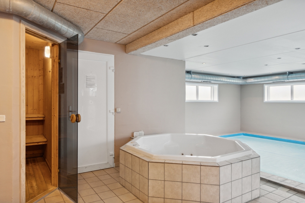 Genießen Sie den warmen Whirlpool im Luxusferienhaus Nr. 148 in Ostjütland