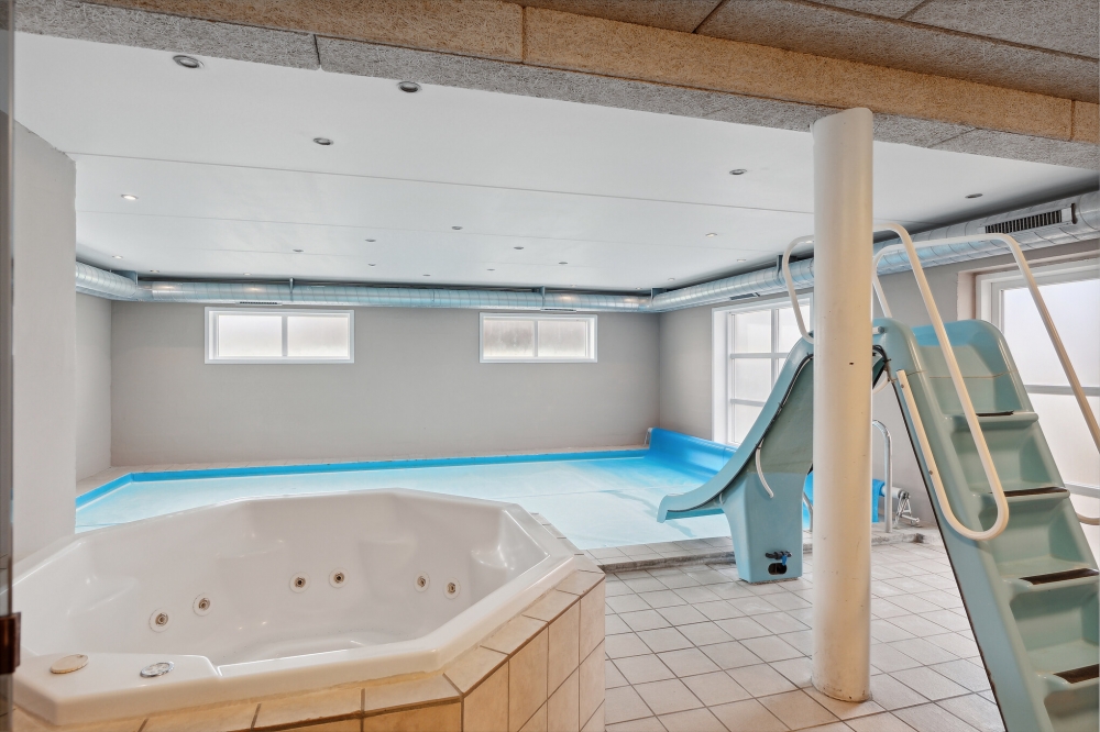 Das Ferienhaus 148 hat einen schicken Poolbereich mit Wasserrutsche, einem geräumigen, eingelassenen Whirlpool und einer Sauna.