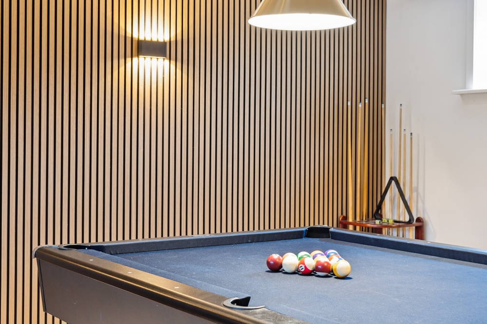Das Luxusferienhaus 148 für 24 Personen hat einen großen Aktivitätsraum mit u. a. Billard und Darts