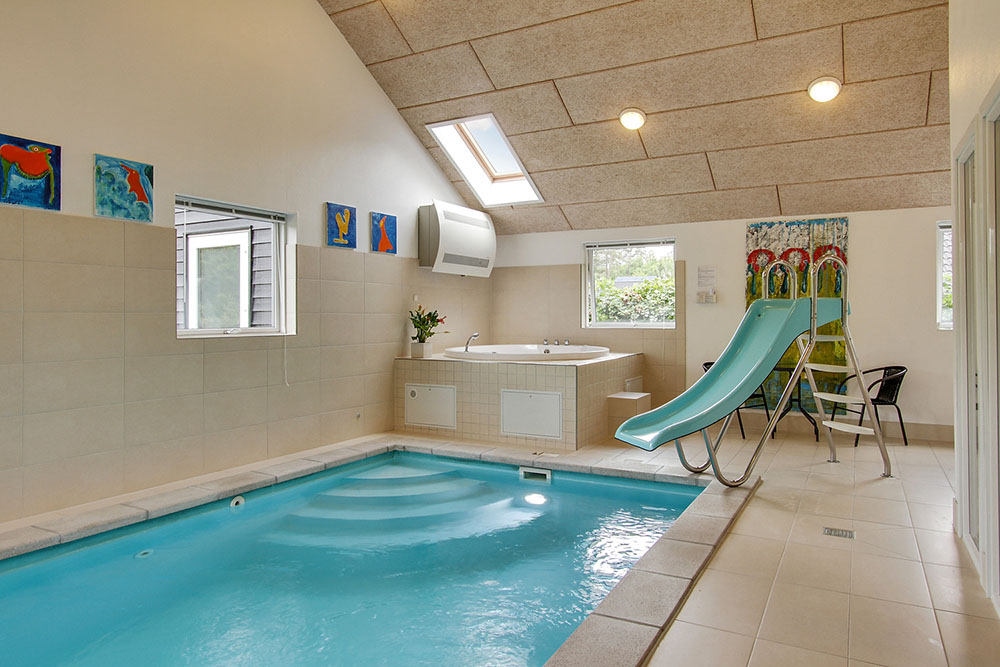 Der schöne Poolraum mit dem 18 m2 großen Pool (inkl. Wasserrutsche), dem Whirlpool und der Sauna, strotzt vor spannenden Details