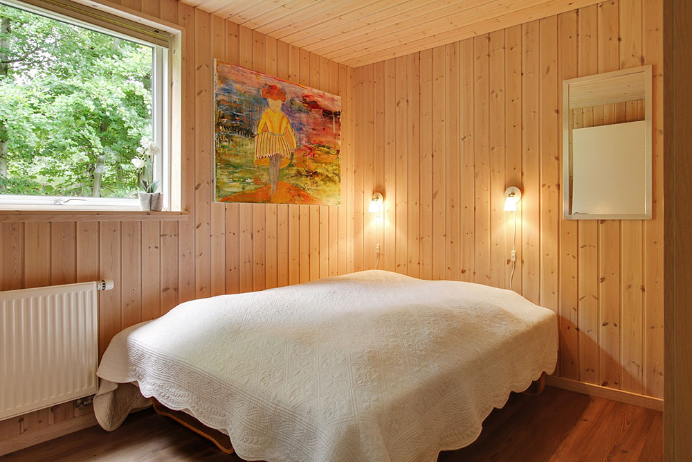 Die Schlafzimmer sind schön mit Einzel- oder Doppelbetten sowie Schränken eingerichtet