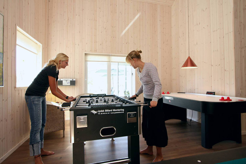 Neben Airhockey, Billard und Tischtennis sorgt auch das Tischfußballspiel für reichlich Action